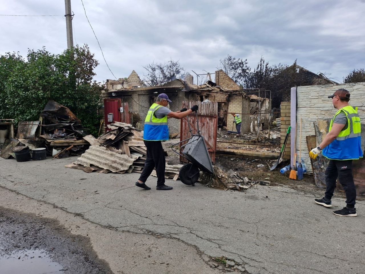 Комунальники Глевахи допомагають ліквідовувати наслідки російської атаки у Вишневому (ФОТО)