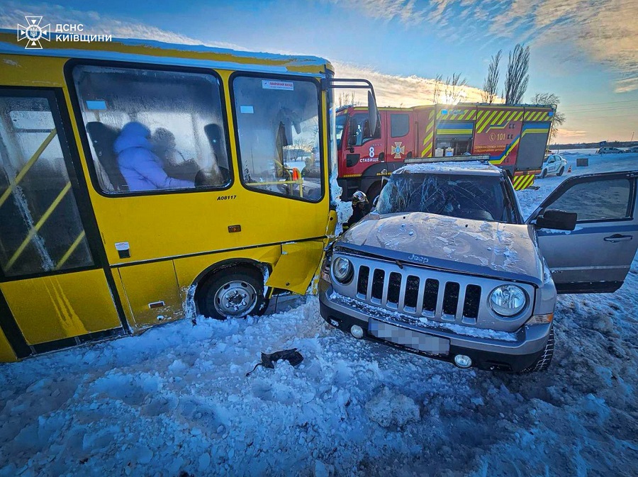Білоцерківщина: легковик і шкільний автобус потрапили в аварію (ФОТО)
