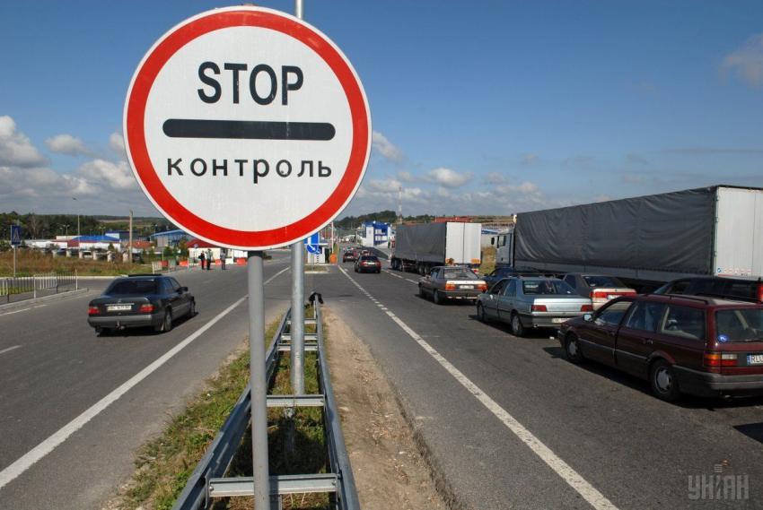 Водіїв вантажівок попередили про обмеження руху на Київщині через спеку