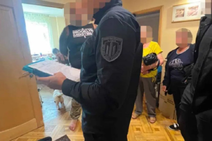 На Київщині ДБР виявило нелегальний арсенал зброї у військовій частині
