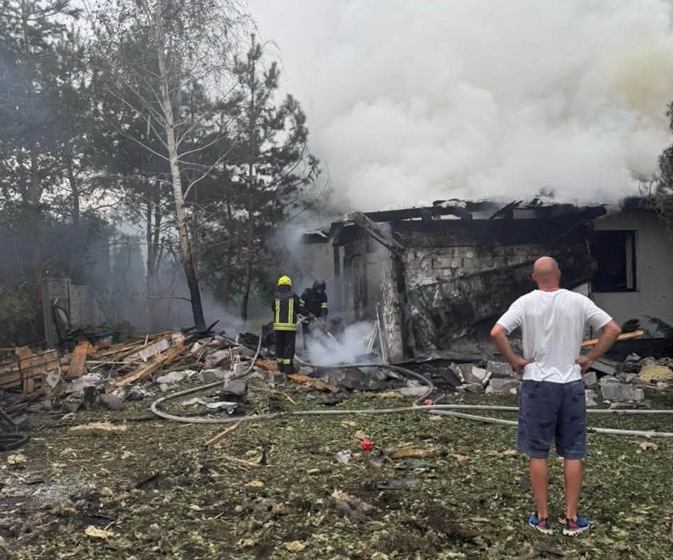 Два будинки майже повністю зруйновані: ворог ударив по Віті-Поштовій