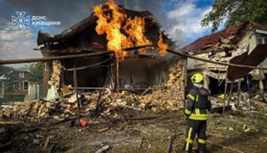 На Фастівщині через ворожу атаку пошкоджено два будинки, постраждала жінка