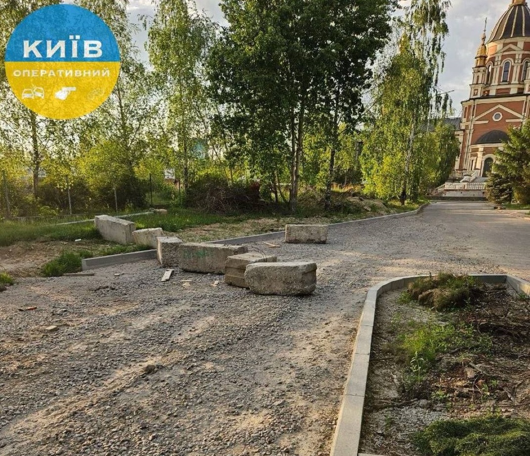 Після атаки у Петропавлівській Борщагівці мешканці заявили про проблеми з проїздом пожежної техніки