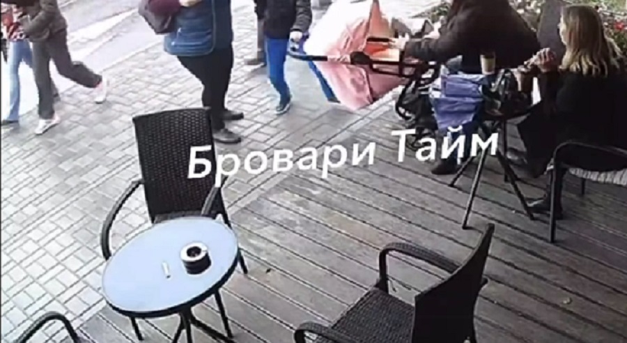 Скандальний інцидент у Броварах: хлопець ледь не перекинув візочок із дитиною
