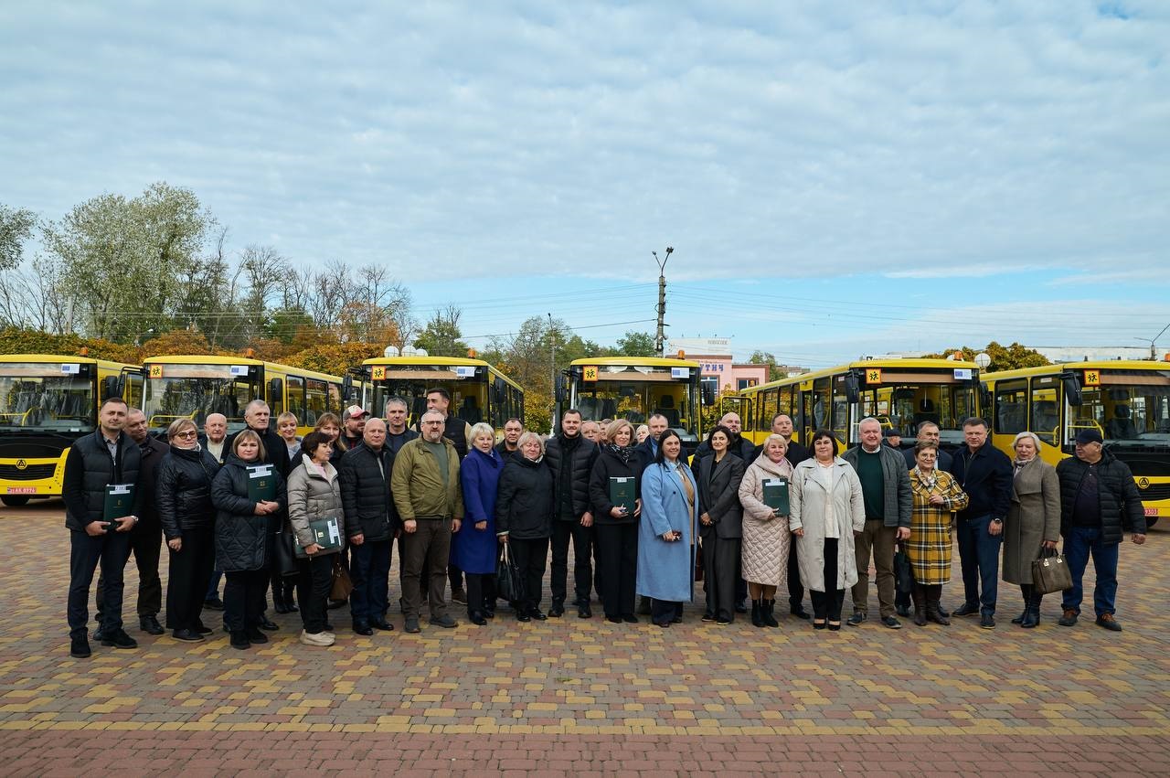 Громади Київщини отримали десять нових шкільних автобусів для підвезення дітей