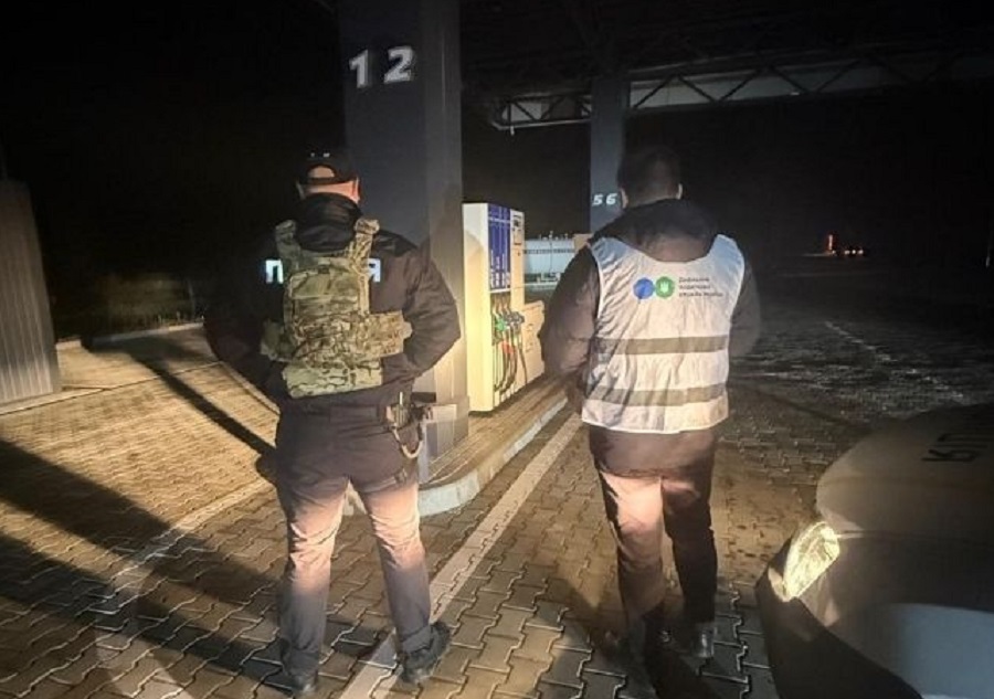 На Київщині викрили нелегальну АЗС: податкова та поліція припинили незаконну торгівлю пальним