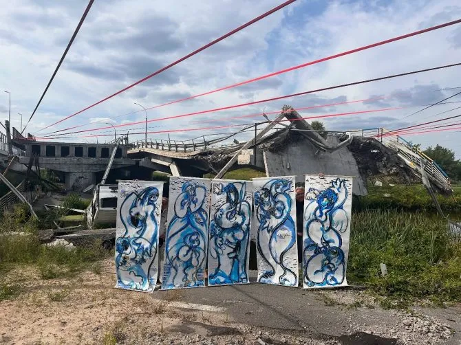 Фото з Ірпеня покажуть на виставці у Франції
Митець П’єр Берже відвідав Ірпінь та сфотографував свої картини біля зруйнованих війною об’єктів. Св...