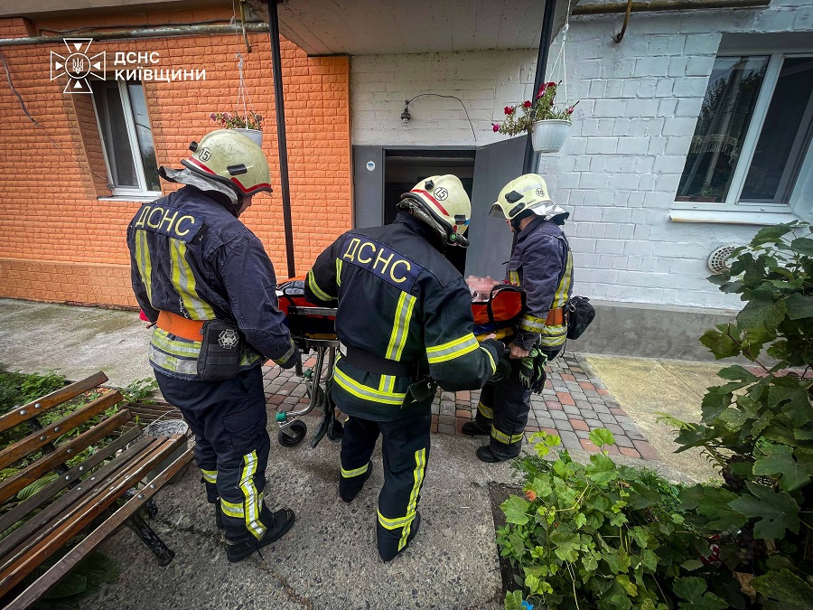 Рятувальники Київщини двічі допомагали медикам транспортувати хворих
