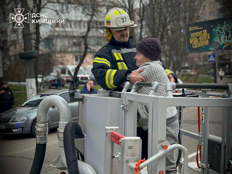 ДСНС Вишгорода врятувала жінку, яка опинилася на балконі п’ятого поверху