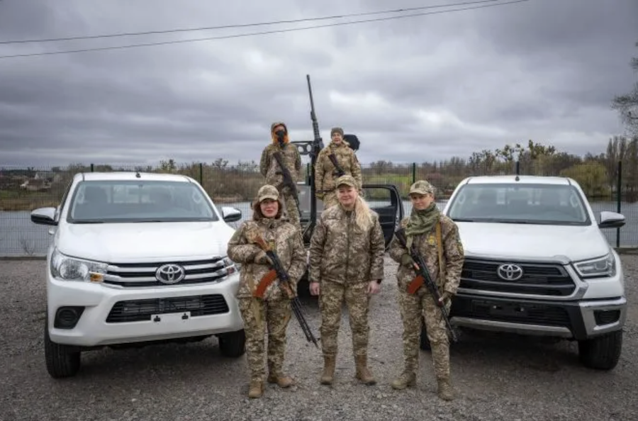 "Бучанські відьми" отримали два пікапи Toyota для завдань