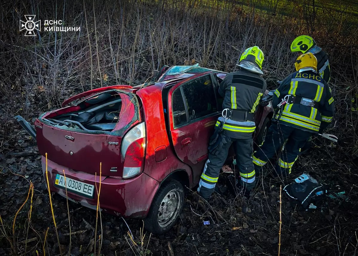 На Обухівщині рятувальники звільнили водійку з перекинутого автомобіля