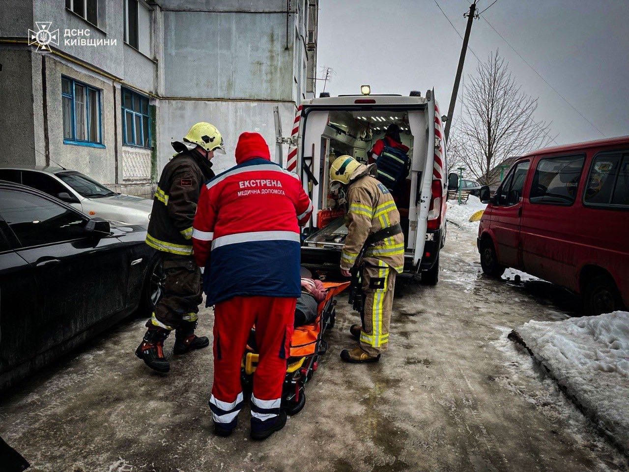 Рятувальники Київщини допомогли медикам транспортувати двох пацієнтів