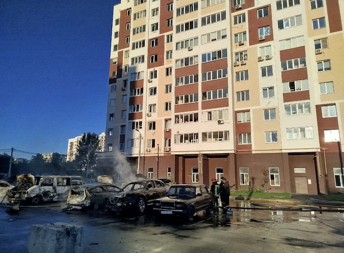 Російський безпілотник вдарив по Вишневому: вогонь охопив припарковані авто
