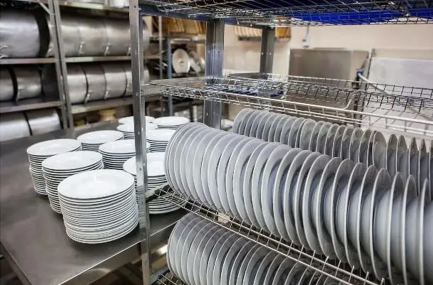 Бориспіль оголосив закупівлю посуду для шкільних їдалень