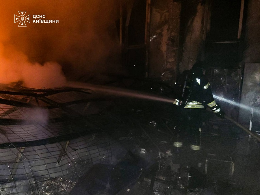 На Київщині через ворожу атаку постраждала жінка, у трьох районах виникли пожежі
