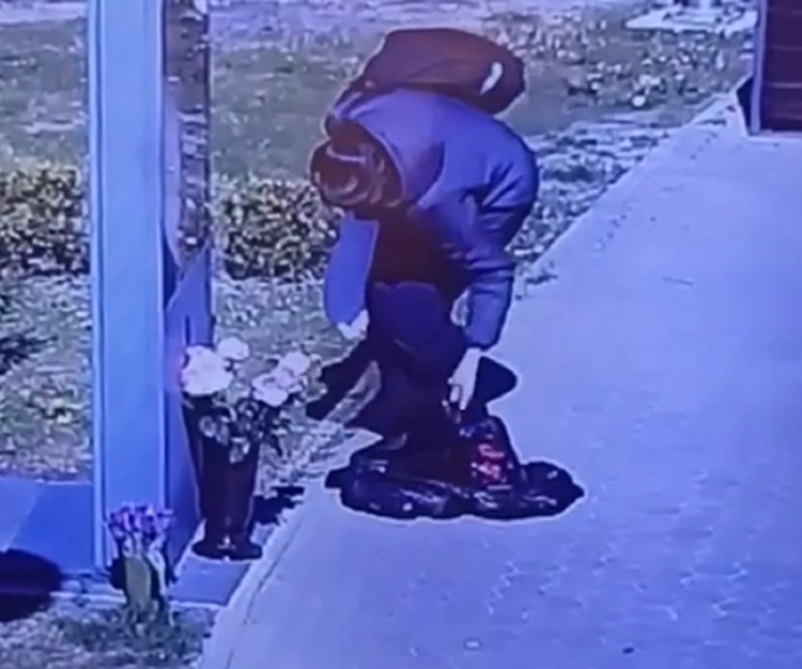 У Броварах жінка викинула квіти й лампадки з Меморіалу пам’яті: поліція встановлює особу