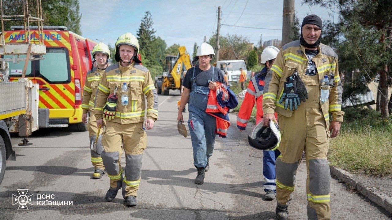 У Вишневому триває ліквідація наслідків російської атаки: працюють понад 300 рятувальників ДСНС (ФОТО)