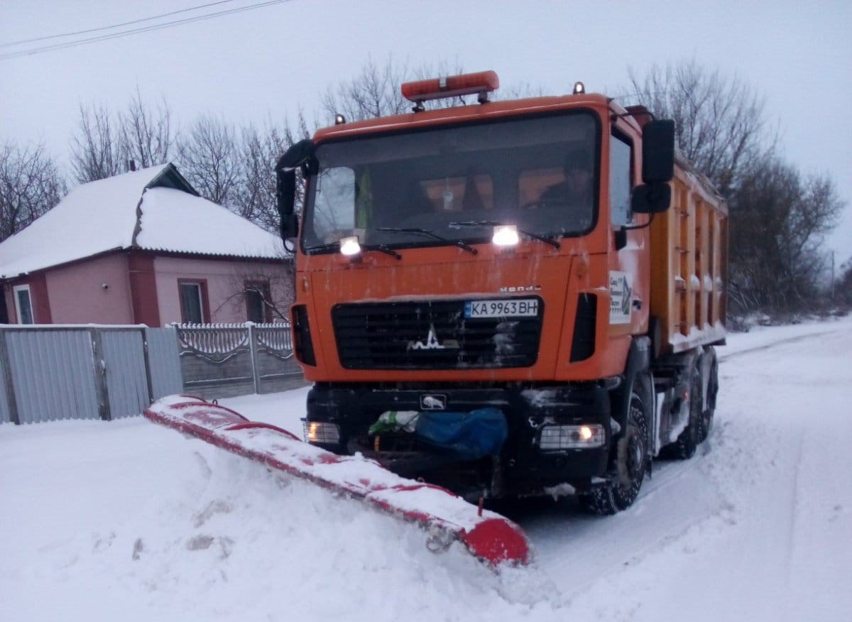 На Київщині до розчищення доріг та протиожеледної обробки залучено 228 одиниць спецтехніки