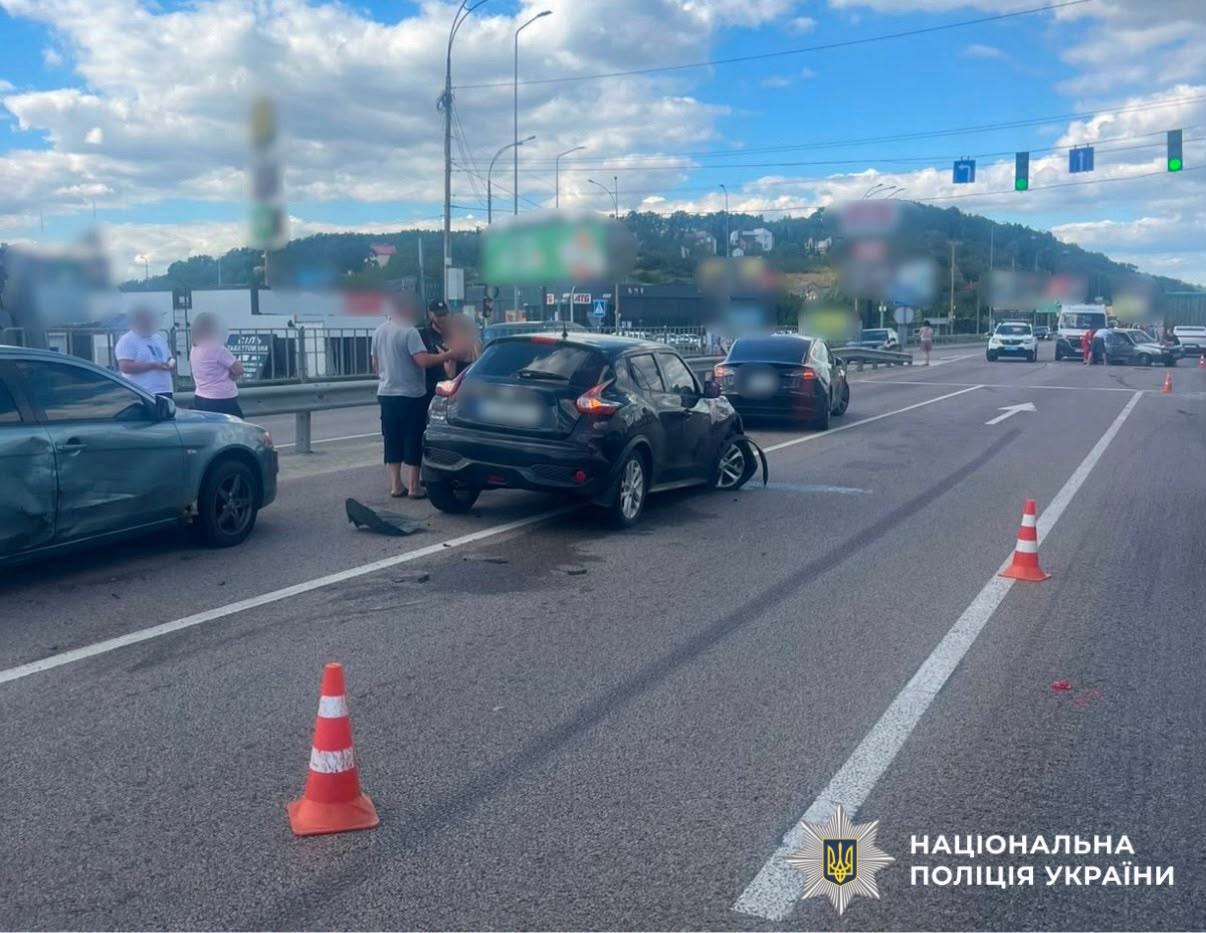 На Обухівщині зіткнулися чотири автомобілі: четверо людей травмовані