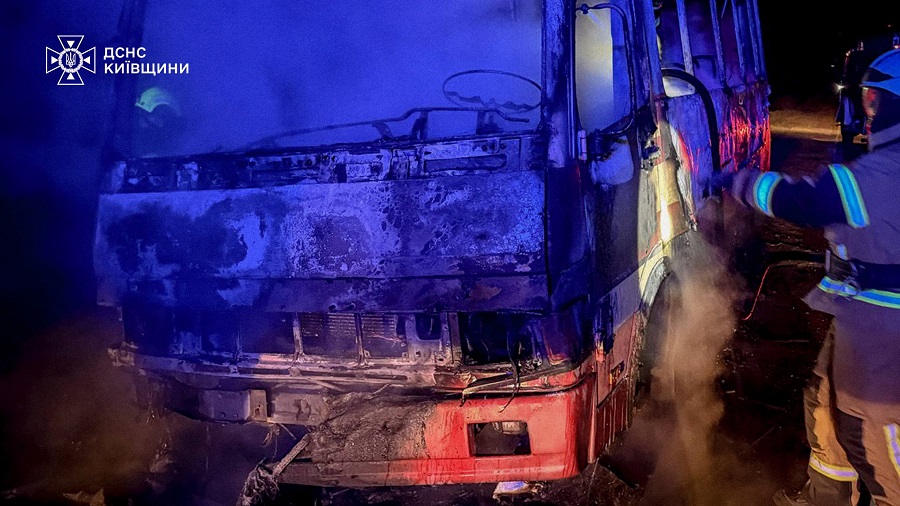 У Бучанському районі загорівся автобус: рятувальники ліквідували пожежу