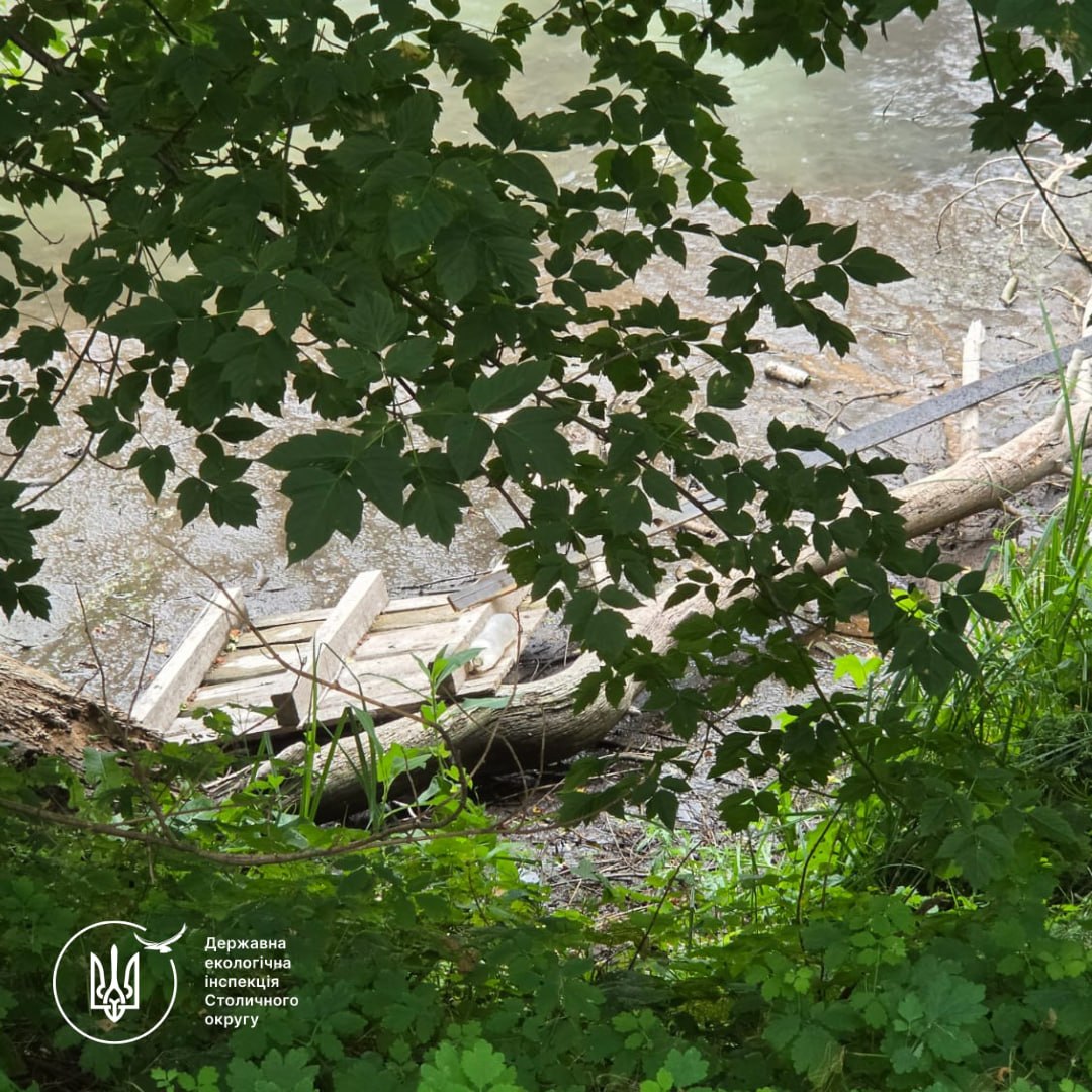 Озеро в Шпитьках засмітили шинами та побутовими відходами (ФОТО)