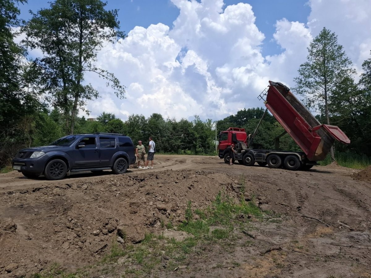 На Київщині активісти заявляють про засипання річки заради будівництва котеджного містечка
